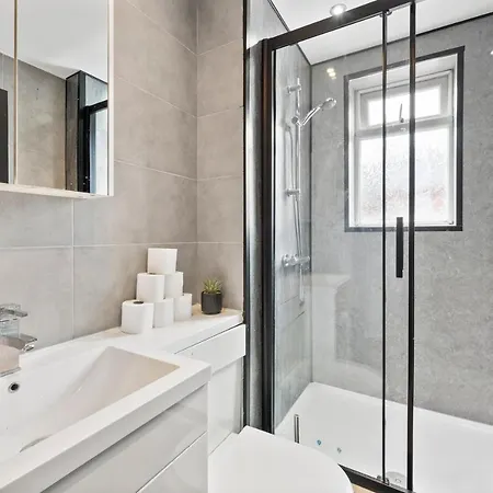 Exquisite 4 Bed In Leeds - Sleeps 10 - Parking *