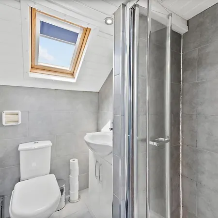 شقة Exquisite 4 Bed In Leeds - Sleeps 10 - Parking