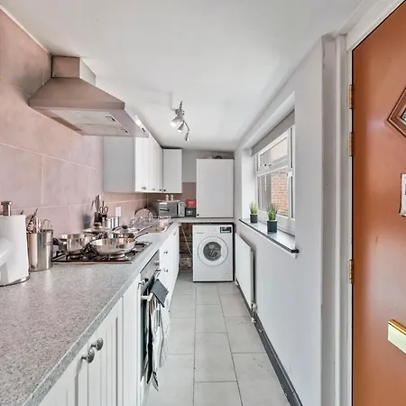 Exquisite 4 Bed In Leeds - Sleeps 10 - Parking *