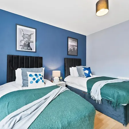 Exquisite 4 Bed In Leeds - Sleeps 10 - Parking شقة ليدز