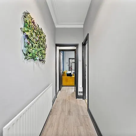 Exquisite 4 Bed In Leeds - Sleeps 10 - Parking * ليدز