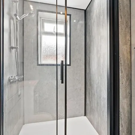 Exquisite 4 Bed In Leeds - Sleeps 10 - Parking ليدز