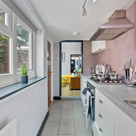 شقة Exquisite 4 Bed In Leeds - Sleeps 10 - Parking ليدز