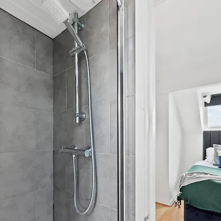 شقة Exquisite 4 Bed In Leeds - Sleeps 10 - Parking