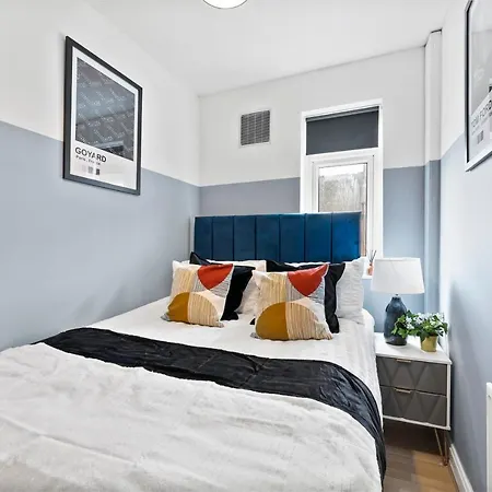 شقة Exquisite 4 Bed In Leeds - Sleeps 10 - Parking ليدز