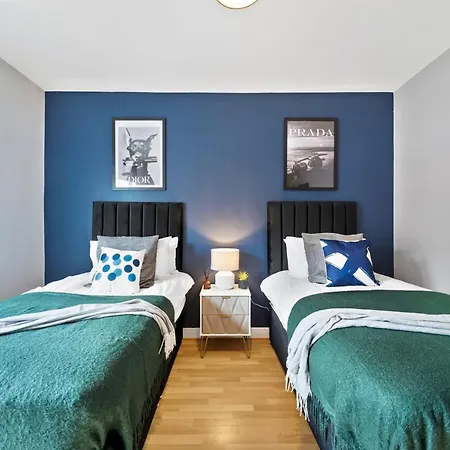 شقة Exquisite 4 Bed In Leeds - Sleeps 10 - Parking *
