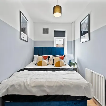 Exquisite 4 Bed In Leeds - Sleeps 10 - Parking شقة ليدز