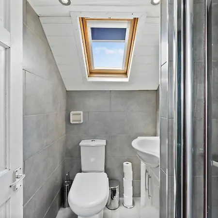 Exquisite 4 Bed In Leeds - Sleeps 10 - Parking * ليدز