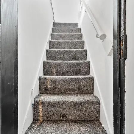 Exquisite 4 Bed In Leeds - Sleeps 10 - Parking ليدز