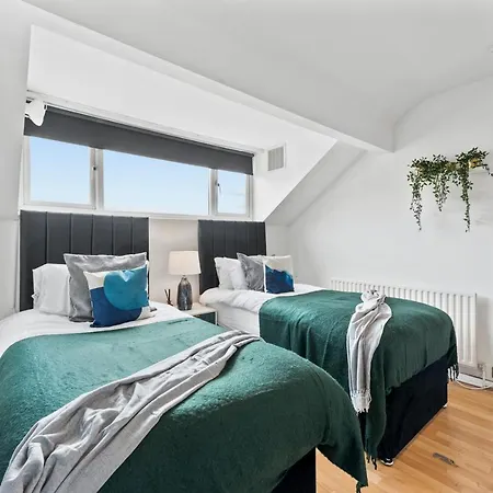Exquisite 4 Bed In Leeds - Sleeps 10 - Parking شقة